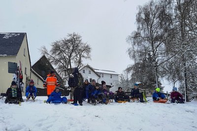 Es war kein Aprilscherz, was die Natur nach vorangegangenen warmen und sonnigen Vorfrühlingstagen zum 1. April anbot: reichlich Schnee. Die Jugendfeuerwehr Bernsgrün nutzte das zu einer Rodelpartie. 