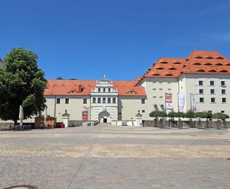 Gleich zwei Erlebniswelten gibt es am Schloss. Auf dem Platz davor ist das Weindorf und im Hof steht die Bühne für die "Freiberger Sommernächte".
