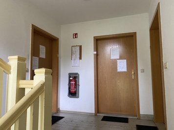 Die Bewohner sind für die Sauberkeit in den Treppenhäusern verantwortlich. Dafür gibt es einen Putzplan.