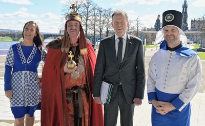 Für den Tag der Sachsen in Aue stehen die Symbolfiguren Bademädchen, dargestellt von Susann Küchler, und Blaufarbenwerker, der von Marcus Hoffmann (rechts) verkörpert wird. Axel Schlesinger (2. von links) schlüpft in die Rolle von Kaiser Barbarossa und ist die Symbolfigur für die 850-Jahr-Feier von Aue. Alle zusammen rahmen Landtagspräsident Matthias Rößler ein, der als Vorsitzender des Kuratoriums Tag der Sachsen in Dresden am Dienstag Auskunft zum Stand der Vorbereitung gab. 