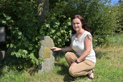 Corina Dohms ist 2008 zum ersten Lindenmädchen gekürt worden. Auf einem Stein an der damals gepflanzten Linde sind alle bisherigen Lindenmädchen namentlich verewigt.