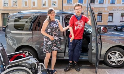 Welch Glück für Kerstin Galko und ihren Sohn Falk: Dank Unterstützung vom Verein "Leser helfen Lesern" bleiben Mutter und Sohn mobil. Mit dem VW Caddy geht es zum Arzt, zur Therapie oder ins VfB-Stadion. 