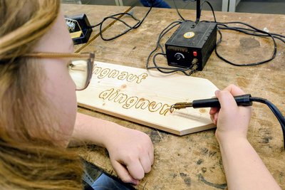 In der Freien Schule „Erzgebirgsblick“ wurden von Schülern die Hinweisschilder für die Liederwanderung gefertigt.
