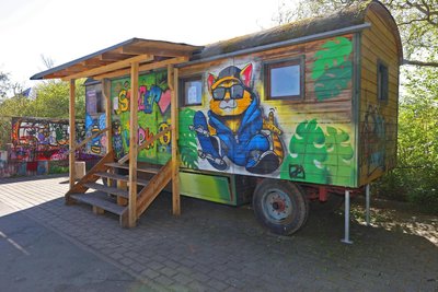 Der ehemalige Zirkuswagen im Skaterpark an der Uferstraße soll weiter saniert werden.