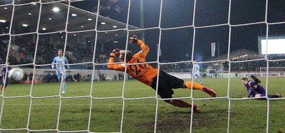 SteveBreitkreuz - Mit Geschick und etwas Glück: Steve Breitkreuz (rechts) lenkt in der Nachspielzeit gegen die Stuttgarter Kickers eine Flanke zum 1:1-Ausgleichstreffer ins lange Eck.