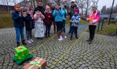 Der Spiel-Spaß-Kindertreff Plauen führte am Samstagnachmittag eine Weihnachtstour durch. Lea und Lavinia mussten so schnell wie möglich Rollwägen mit Geschenken zu sich ziehen.
