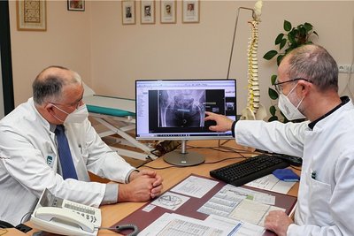 Die Seiten des Schreibtischs getauscht haben Dr. Randolf Pirtkien (l.) und Dr. Ulf Degenkolb (r.). Doch medizinisch knifflige Fälle werden noch immer gemeinsam beraten. 
