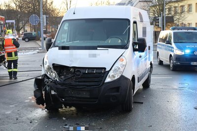 Die Schäden an dem Transporter scheinen nach dem Unfall auf den ersten Blick geringer auszufallen.