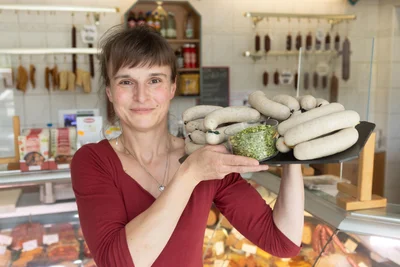 Die Fleischerei Petzold, im Bild Inhaberin Carla Langer, hat mit reichlich Grillgut für Pfingsten vorgesorgt. Unter anderem gibt es in Buchholz Spargelbratwürste.