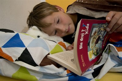 Schnell noch ein paar Seiten lesen, Jonas schmökert vor dem Einschlafen in einer Detektivgeschichte.