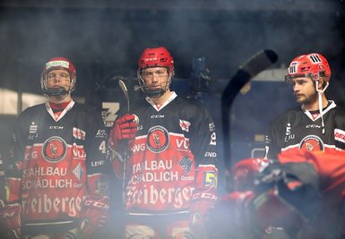 In der Saison 2020/21 gehörte Valentino Weißgerber (Mitte) schon einmal zum Kader der Eispiraten Crimmitschau. Damals hielt sich das ETC-Eigengewächs in der Heimat fit, weil der Spielbetrieb bei seinem U-20-Team der Kölner Haie aufgrund der Coronapandemie ruhte. 