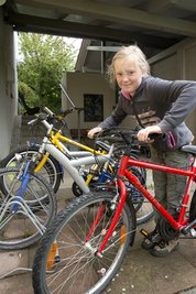 Janette holt am Nachmittag ihr Fahrrad für eine Spritztour hervor.