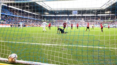 Simon Brandstetter trifft zum 1:0 für Duisburg.