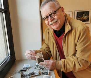 Karlheinz Walther, ein ehemaliger Schüler der Mal- und Zeichenschule, freute sich, dass sein Stillleben "Grubenlampe" in der Schau gezeigt wird. 