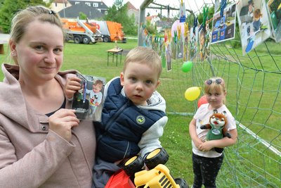 Cathleen Bodenberger mit Sohn Alexander (18 Monate) und Tochter Anna (7). Sie zeigen ihr Foto, das sie zu Hause mit Maskottchen Freddy gemacht haben.