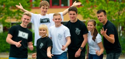 Sie bilden die beste Schülerfirma Sachsens: Max Stelzer, Georg Flemming, Laura Szalek, Eric Ulrich, Jonas Buchmann, Alisa Becher und Lukas Schiwig (v. l.) vom Christoph-Graupner-Gymnasium Kirchberg im Landkreis Zwickau. Beim Landeswettbewerb haben sie sich gegen acht starke Teams behauptet. Heute fahren sie nach Berlin zum Bundeswettbewerb.