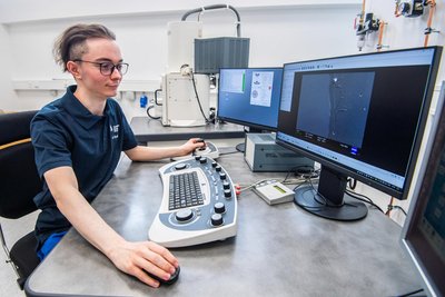 Sebastian Kreiseler bei der Arbeit mit dem Elektronenmikroskop. In der Firma ist er einer von zwei Kollegen, die das Gerät bedienen.