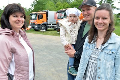 Kleinschirmas Kitaleiterin Mandy Lößner (l.) im Bild mit Martin und Anne-Marie Reupert mit Tochter Dorle (2). Anne -Maria Reupert arbeitet als Abfallberaterin und hat Projekt und Kita zusammengebracht.
