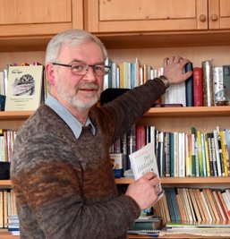 Derzeitiges Tagesgeschäft im angehenden Ruhestand: Klaus Mehlhorn beim Sichten und Ordnen im Arbeitszimmer seiner Annaberger Wohnung. 