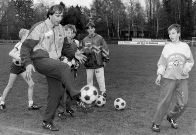 Zeitreise ins Jahr 1992: Zu dieser Zeit lief das Camp noch unter dem Namen "Dieter Burdenski Fußball-Ferienschule". Denn der Ex-Nationaltorhüter von Werder Bremen (links am Ball) war nicht nur einer der prominenten Trainer, sondern auch Haupt-Initiator des Projektes.