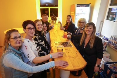 Sindy Zwicker (rechts) mit ihren Freundinnen bei der Benefiz-Veranstaltung.
