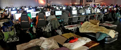 Tollkühne Zocker an flimmernden Kisten: 1086 Plätze waren zur LAN-Party ausgebucht. Manche Schlafsäcke blieben angesichts komplett durchzockter Nächte leer.