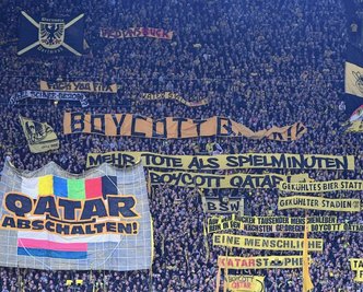 In den großen Stadien Deutschlands, wie hier auf der Dortmunder Südtribüne, häufte sich bei den vergangenen Bundesliga-Partien der Protest an der Fußball-Weltmeisterschaft in Katar. Sogar einzelne Fußballkneipen planen, in diesem Jahr keine Spiele der WM zu übertragen. 