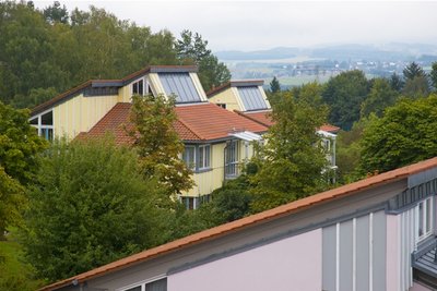 Ein Blick auf Häuser des SOS-Kinderdorf-Geländes in Zwickau. Jeder Familie, zu der maximal sechs Kinder gehören, steht eines der Gebäude zur Verfügung. Derzeit werden in Zwickau sechs Häuser bewohnt.