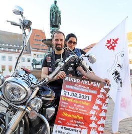 Kati Hofmann von den Motorradfreunden Nossen und Kenneth Hädecke für den Verein "Rock um zu helfen" organisieren das Benefiz-Biker-Treffen auf dem Freiberger Obermarkt. 