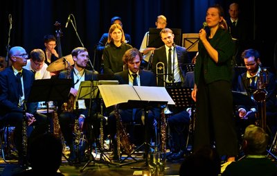 Die Kölnerin Hendrika Entzian (rechts) komponiert und arrangiert für Jazz-Big-Bands. Mit der Leipziger Spielvereinigung Süd stand sie am Donnerstagabend im Weltecho das erste Mal seit Beginn der Coronapandemie wieder mit einem großen Orchester auf der Bühne.