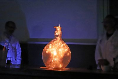 Als würden Glühwürmchen in der Flasche tanzen.