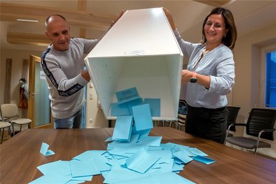 Bodo Schubert und Carolin Müller (v .l.) leerten kurz nach 19 Uhr die Wahlurne im Rathaus Lengefeld.