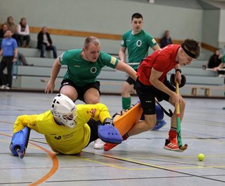 Nicht aufzuhalten: Meeranes Männermannschaft - hier mit Neo Gabriel Arndt (rotes Trikot) am Ball - hat Erfurt aus der Halle gefegt. 