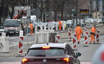 Die Baustelle wurde am Freitag gegen 16 Uhr an der Bahnhofstraße eingerichtet.