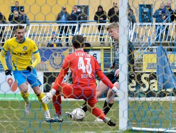 Tomas Kepl (rechts) lässt hier die große Chance zur Auerbacher Führung liegen. Das war in der 15. Minute. Und wer weiß - vielleicht hätte das Spiel bei einem 1:0 für den VfB einen anderen Weg eingeschlagen.