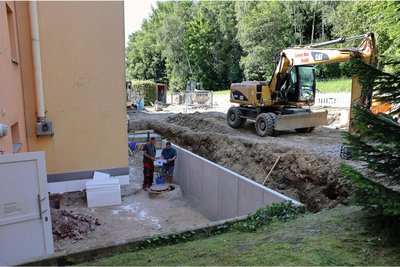 Die Neugestaltung des Außengeländes in Regie der Firma Lorenz Bau hat begonnen.