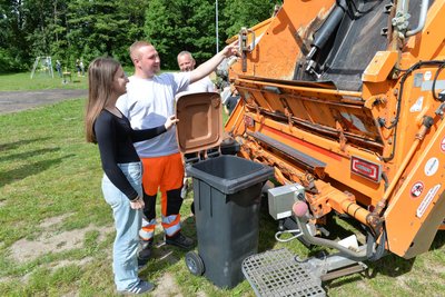 Müllfest in Kleinschirma: Lena Müller aus Bräunsdorf mit Florian Haupt und Sven Köhler (v.v.) von der Firma Becker Umweltdienste, am Müllfahrzeug.