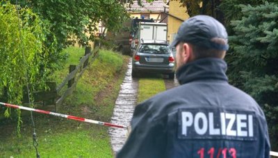 Ein Ermittler der Kriminalpolizei sichert am Montagabend den Fundort der Leiche. Die 17-jährige Anneli wurde bei einer groß angelegten Suchaktion in einem verlassenen Gehöft bei Klipphausen gefunden.