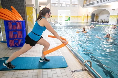 Vivien Plaumann hält die Besucher im Plauener Stadtbad mit Aqua-Fitness auf Trab. Es gibt noch viele weitere Kurse, unter anderem Aqua-Biking, Zumba unter Wasser oder Einzelschwimmtraining sowie die Baby- und Kleinkindsauna.