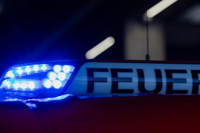 Einsatzkräfte sperren derzeit einen Teil des Radweges an der Hofer Uferstraße.