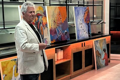 Maler Hans-Peter Amherd stellt zur Vernissage seine Bilder vor, die im Hotel am Sonnenlandpark zu sehen sind.