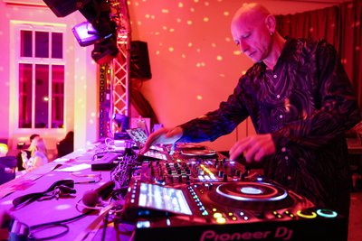 Die DJs Heiko (im Bild) und MMB hatten alle Hände voll zu tun.