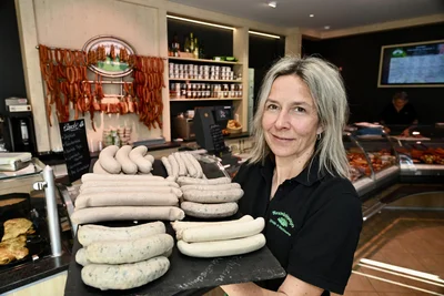Für große Bratwurst-Nachfrage gerüstet: Filialleiterin Mandy Scheibner Günther in Stollberg.