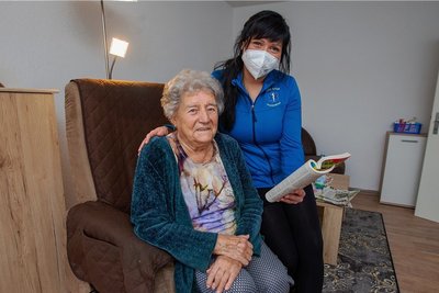 Inge Knoll (links) hat sich für einen Wohngruppenplatz entschieden. Noch ist sie die einzige Bewohnerin, um die sich Pflegerin Dominique Wolf kümmert.