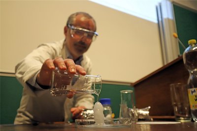 Schneller als die Natur: Prof. Gero Frisch erschafft einen Stalagmiten.