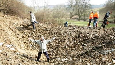 Sprengmeister Thomas Lange (vorn) im Bombenkrater.
