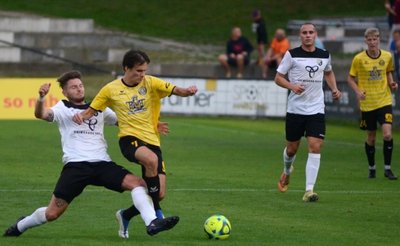 Eric Ranninger vom SC Freital (links) greift hier den Auerbacher Ondrej Brejcha an. Gegen den Aufsteiger gab es für den VfB ein 1:1.