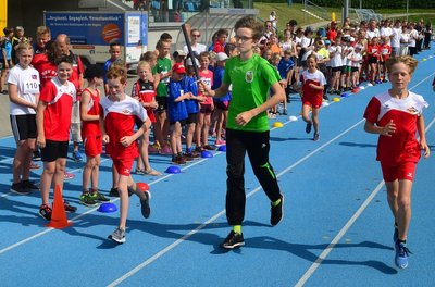 Die letzte Eröffnungsveranstaltung der Kreis-Kinder- und Jugendspiele fand 2019 in Mittweida statt. Leichtathlet Sebastian Grummt aus Freiberg hatte das Feuer ins Stadion am Schwanenteich getragen. 