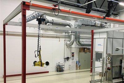 Einfach genial: Der flexible Leichtlauf-Kran von IWS Crane-System besteht aus vier Stahlträgern, an deren Köpfen Aluprofile montiert sind, in denen der an Rollen befestigte Kettenzug läuft - fertig ist die Produkt-Innovation, die nun auch in den USA punkten soll. 