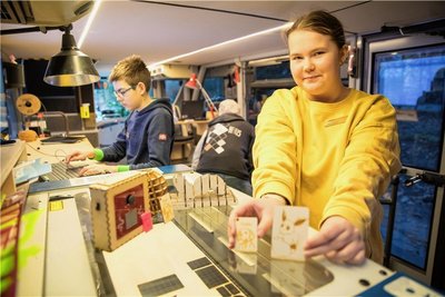 Die 13-jährige Leonie erklärt Kindern und Jugendlichen im Fab-Mobil, wie Laserschneiden funktioniert. 